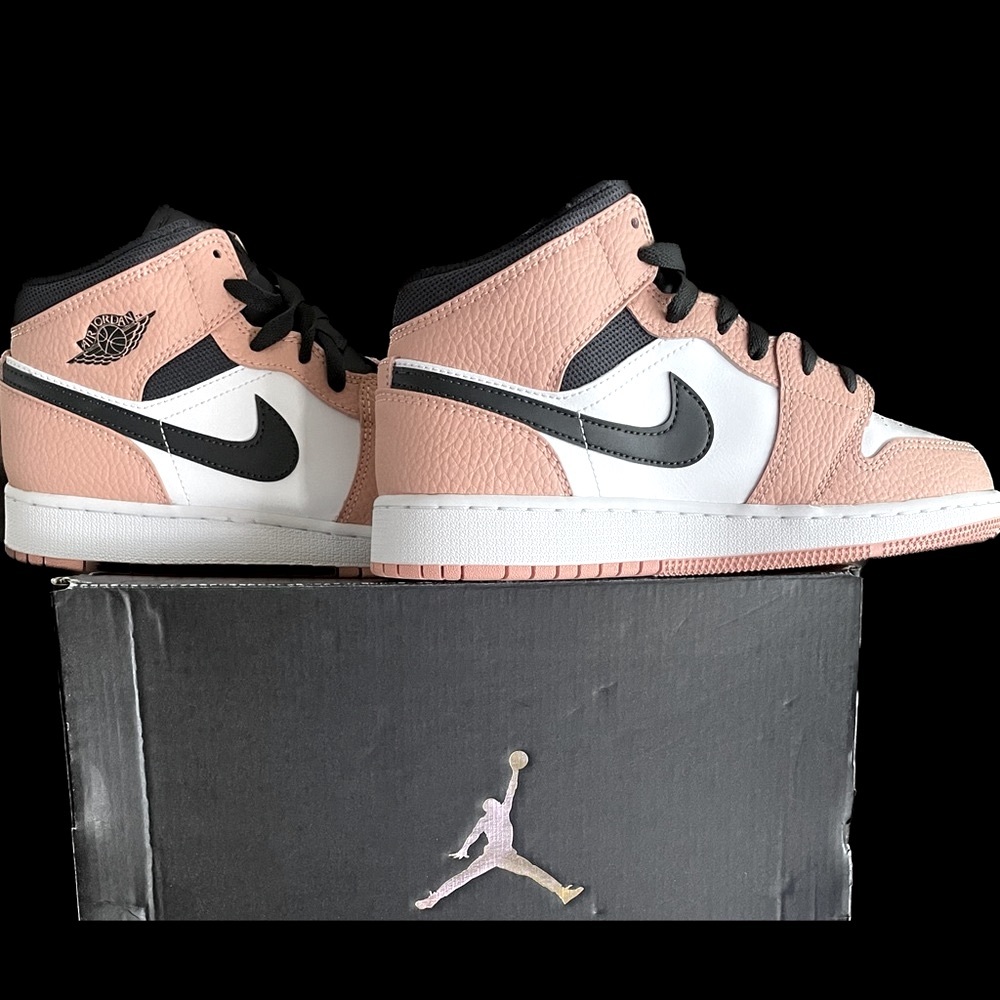 Beautiful Authentic Nike Air Jordan 1 Mid, NWT!
